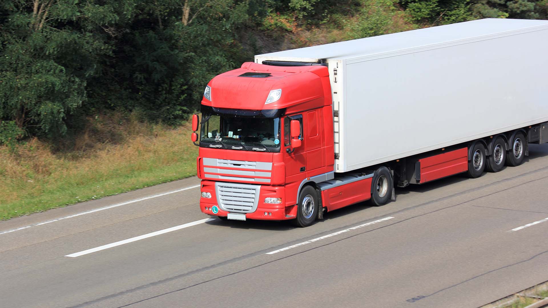 Roter LKW auf der Autobahn bei der Reverse-Logistik