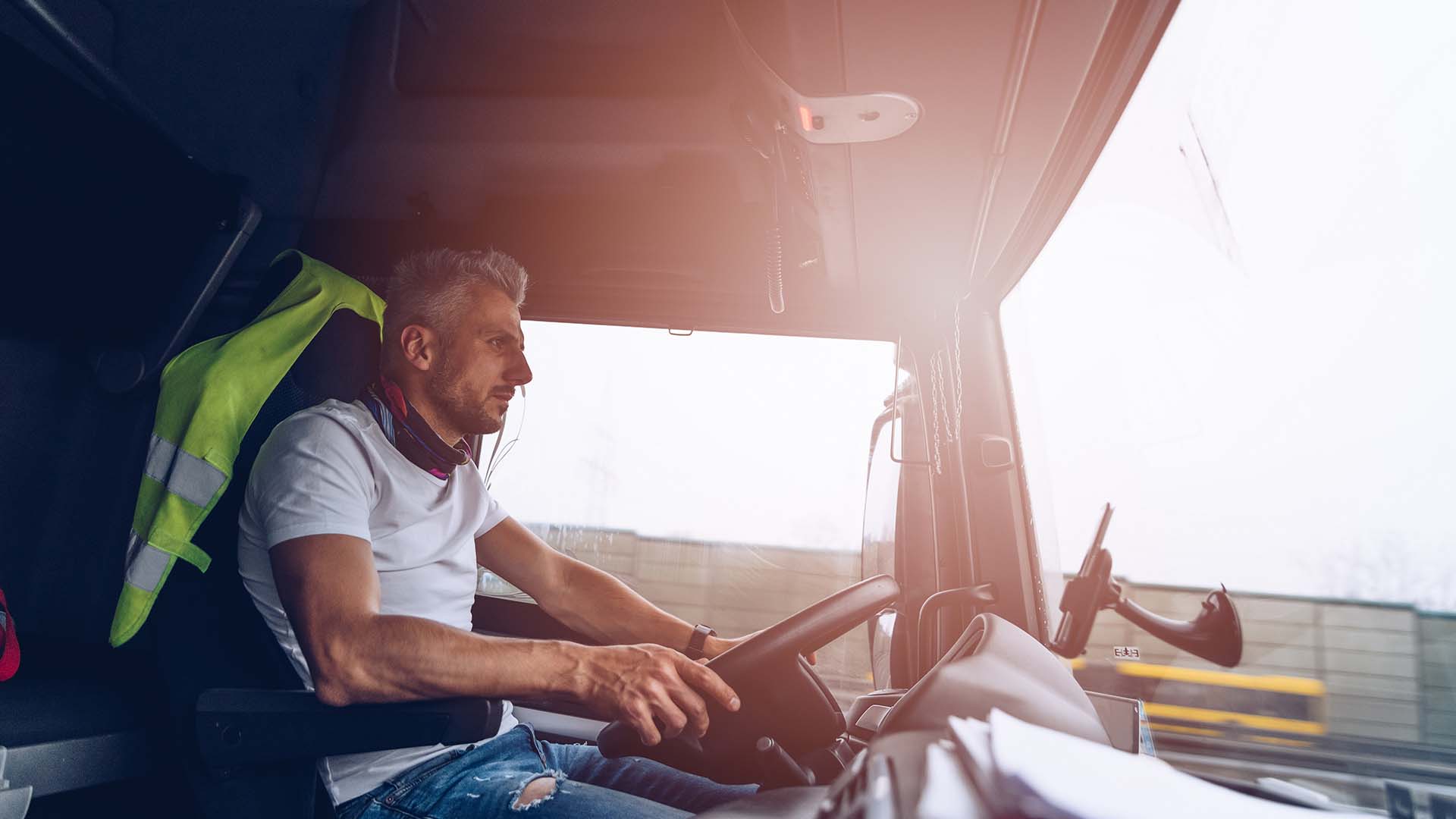 LKW-Fahrer im Führerhaus eines LKW beim Sicherheitstransport